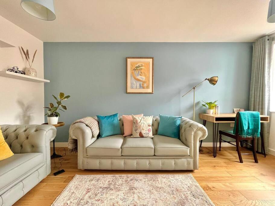 Dunstan House Luxury Holiday Home with free parking - Two-Bedroom House