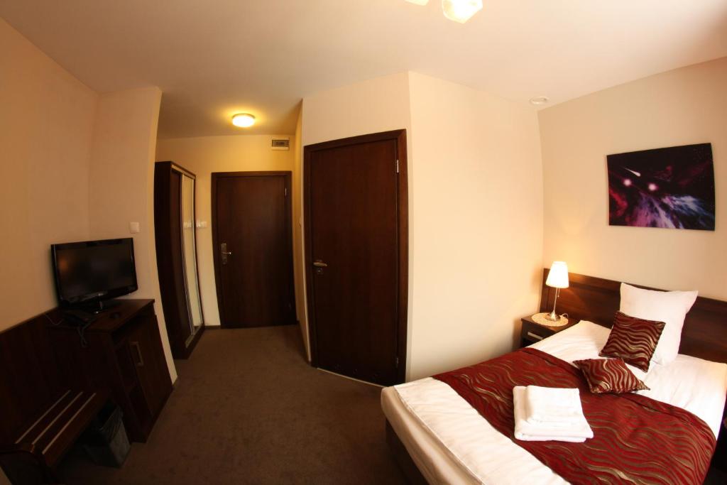 Postel nebo postele na pokoji v ubytování Hotel Kosmonauty Wrocław-Airport