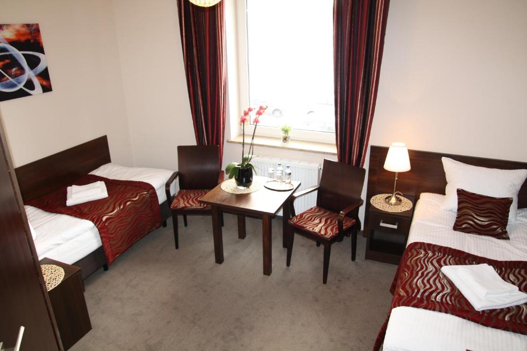 Postel nebo postele na pokoji v ubytování Hotel Kosmonauty Wrocław-Airport