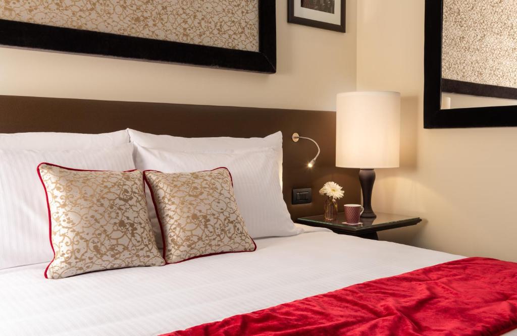 Postel nebo postele na pokoji v ubytování Leonardo Royal Hotel Venice Mestre