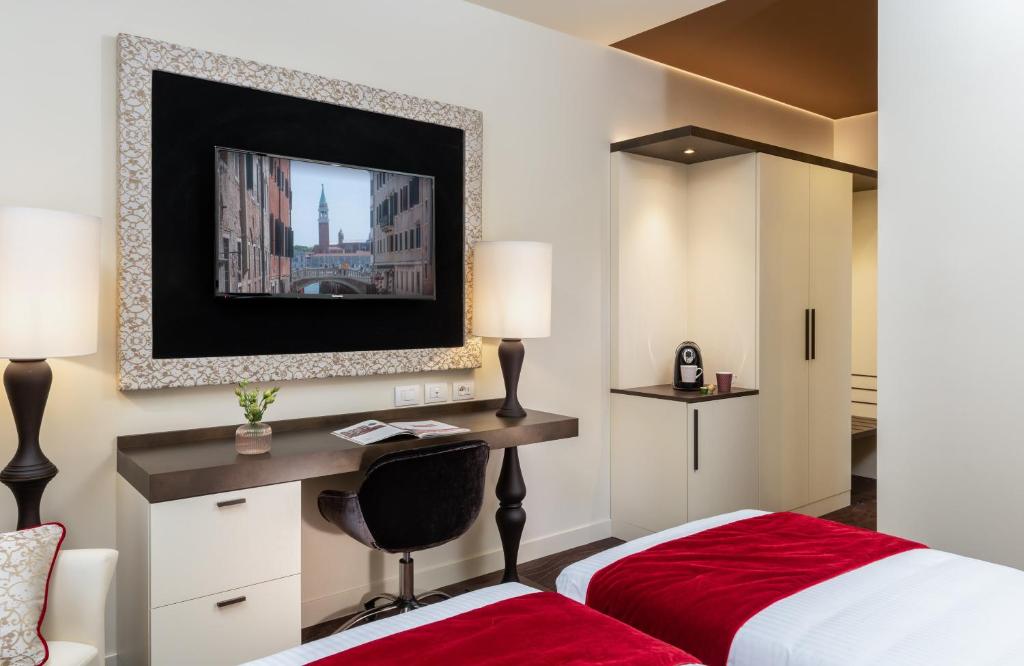 Postel nebo postele na pokoji v ubytování Leonardo Royal Hotel Venice Mestre