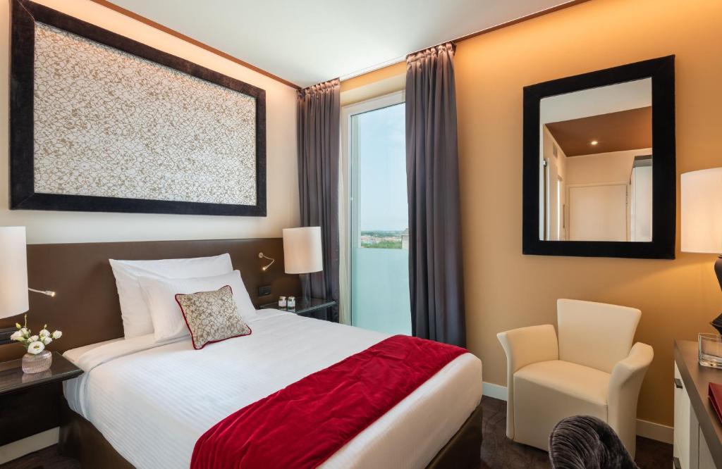 Postel nebo postele na pokoji v ubytování Leonardo Royal Hotel Venice Mestre