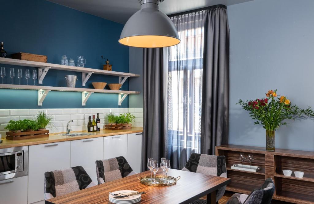 Kuchyň nebo kuchyňský kout v ubytování NYX Hotel Prague by Leonardo Hotels