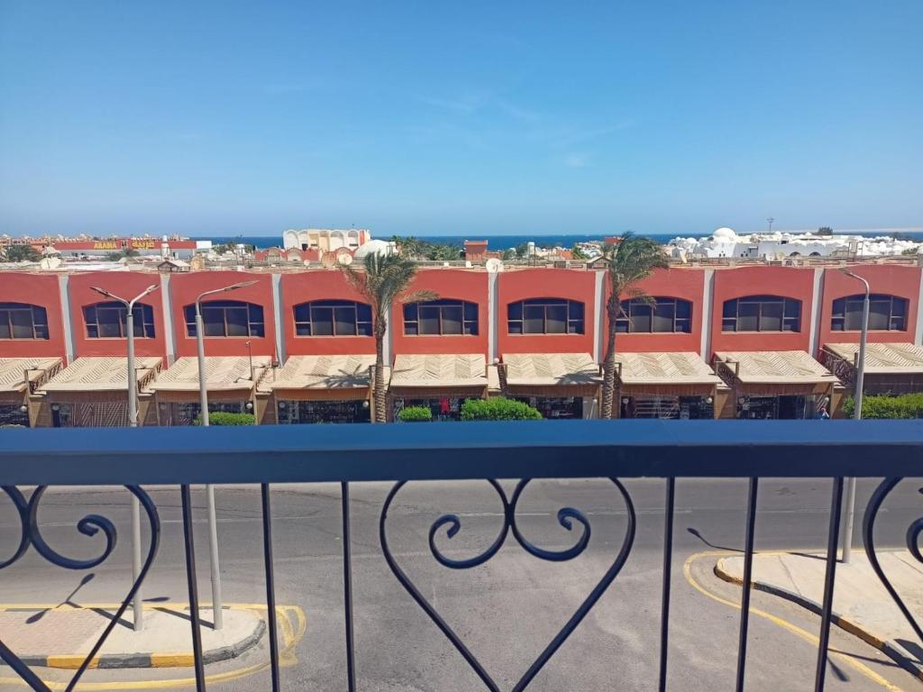 uma vista para um edifício a partir de uma varanda em الغردقة، منطقة عرابية em Hurghada
