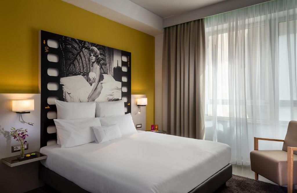 Postel nebo postele na pokoji v ubytování NYX Hotel Milan by Leonardo Hotels