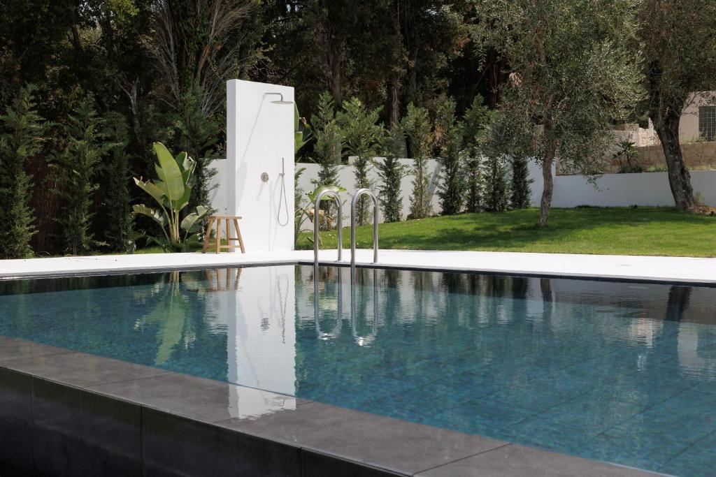 Bazén v ubytování Luxurious Villa Trinity nebo v jeho okolí