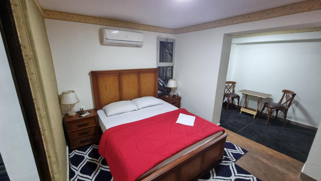 Кровать или кровати в номере Smouha studo apartment - families only