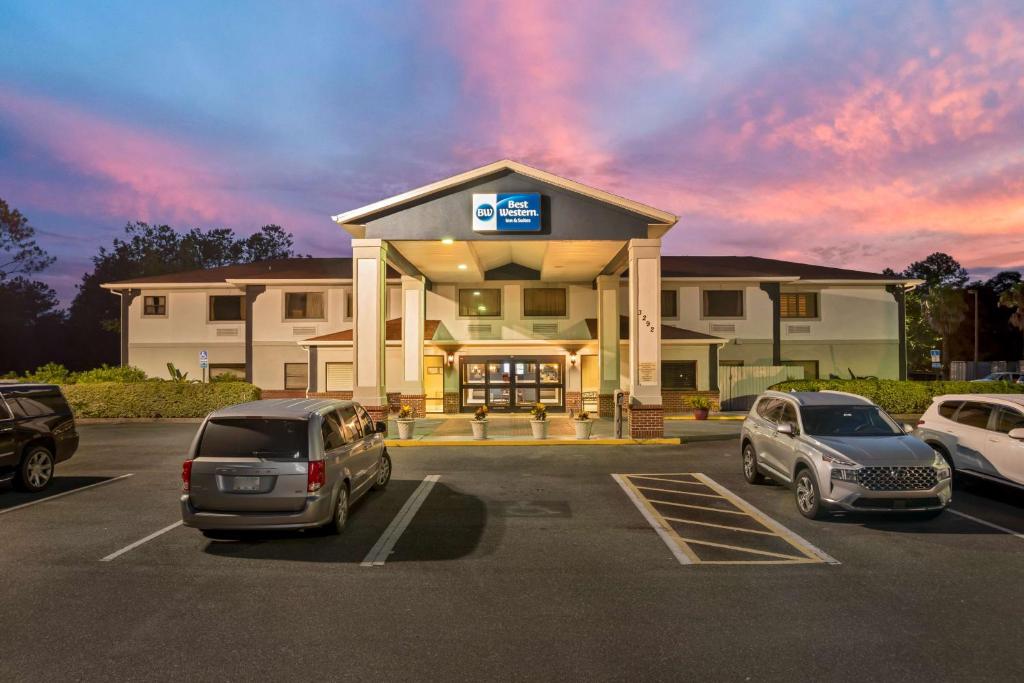 a hotel with cars parked in a parking lot at Best Western Wakulla Inn & Suites in Crawfordville