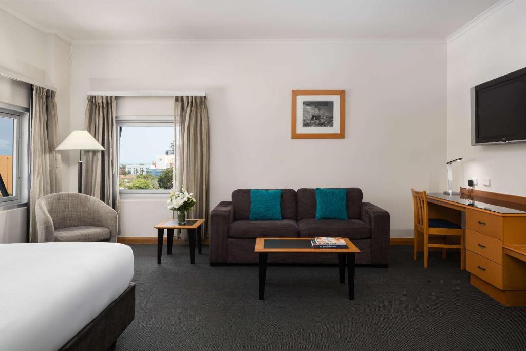 Postel nebo postele na pokoji v ubytování Rydges Darwin Central
