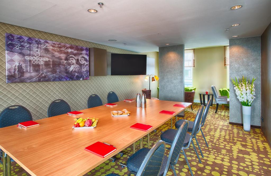 TV a/nebo společenská místnost v ubytování Leonardo Hotel Berlin Mitte