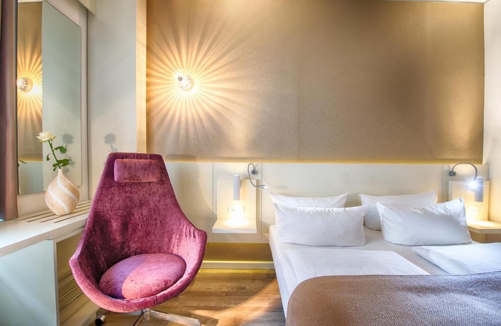 Postel nebo postele na pokoji v ubytování Leonardo Hotel Berlin Mitte