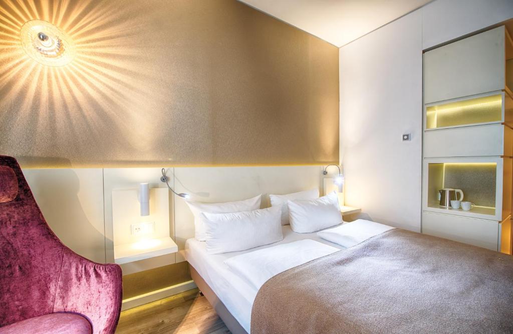 Postel nebo postele na pokoji v ubytování Leonardo Hotel Berlin Mitte
