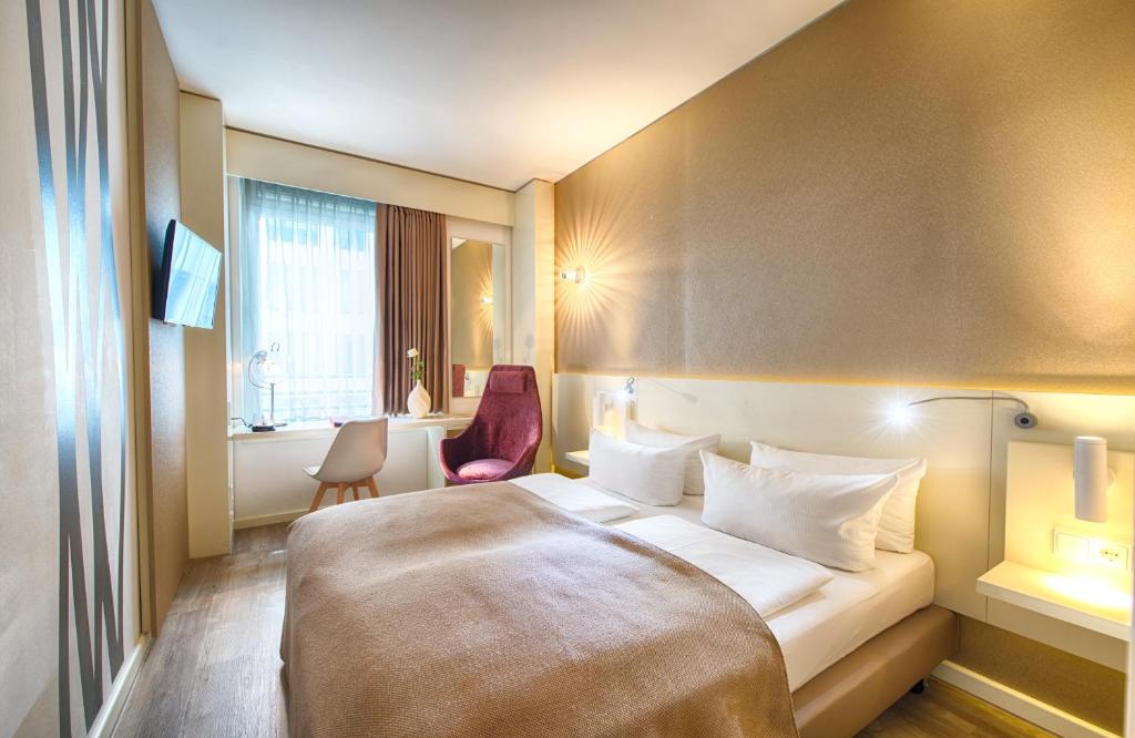 Postel nebo postele na pokoji v ubytování Leonardo Hotel Berlin Mitte