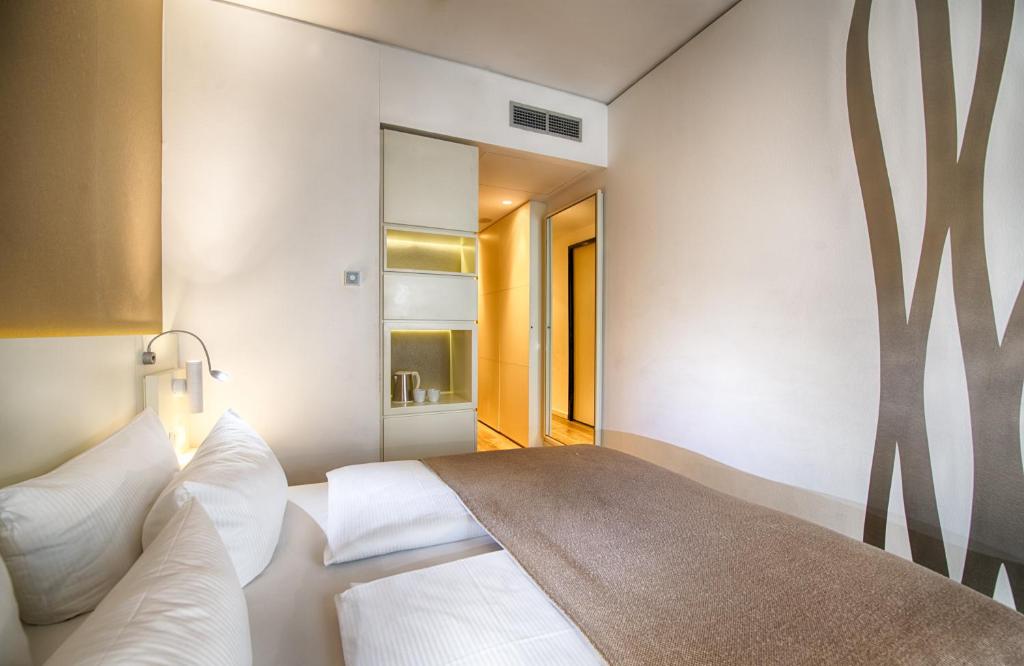 Postel nebo postele na pokoji v ubytování Leonardo Hotel Berlin Mitte