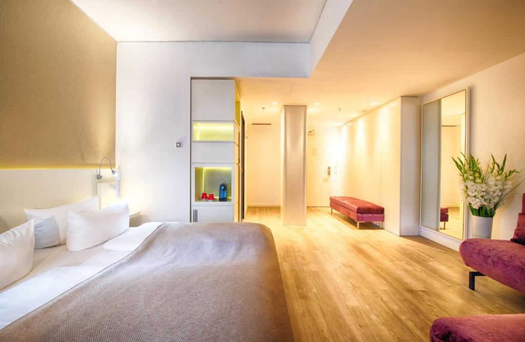 Postel nebo postele na pokoji v ubytování Leonardo Hotel Berlin Mitte