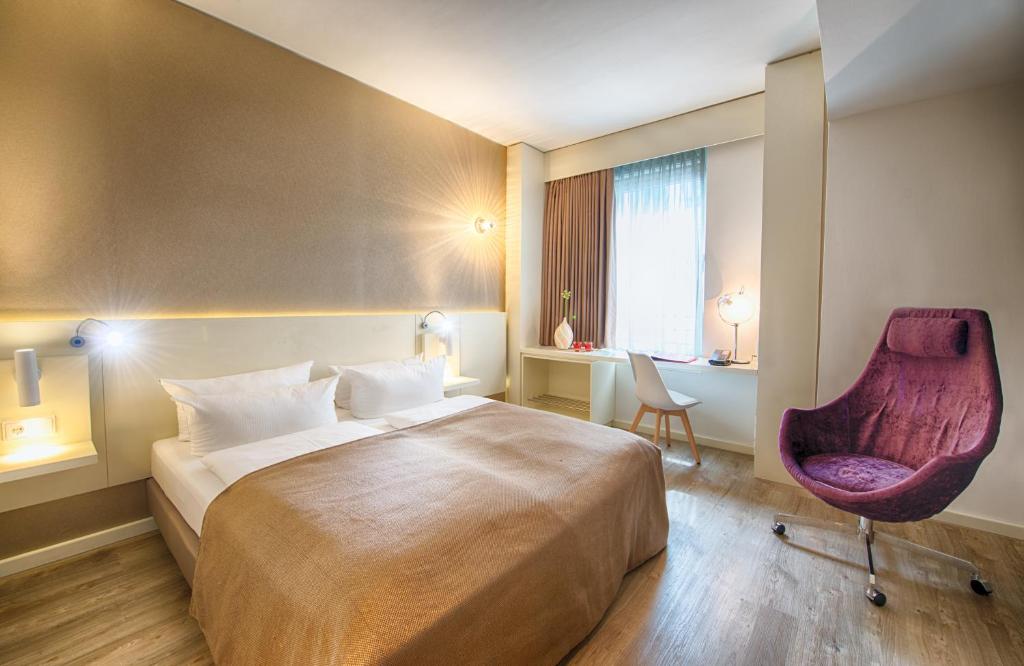 Postel nebo postele na pokoji v ubytování Leonardo Hotel Berlin Mitte