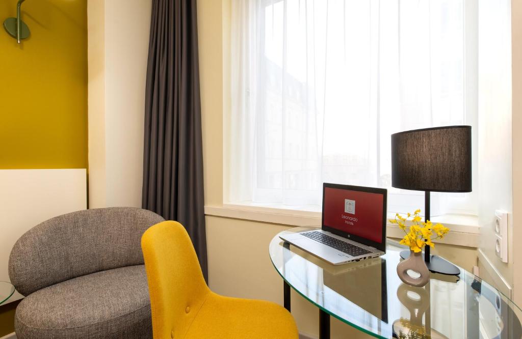 TV a/nebo společenská místnost v ubytování Leonardo Hotel Berlin Mitte