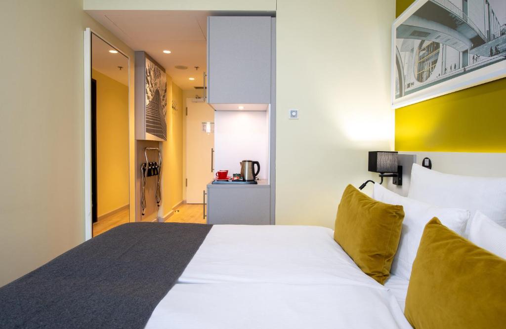 Postel nebo postele na pokoji v ubytování Leonardo Hotel Berlin Mitte