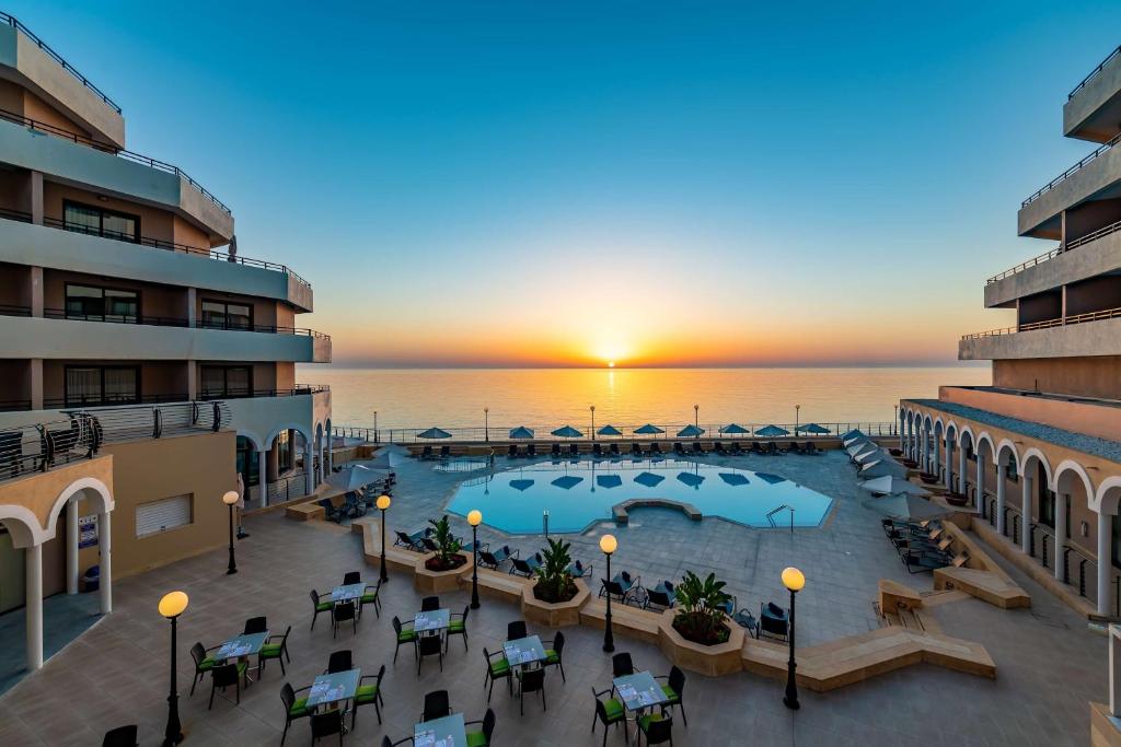 Ein Blick auf den Pool von der Unterkunft Radisson Blu Resort, Malta St. Julian's oder aus der Nähe