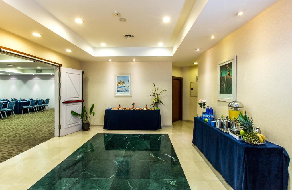 Televízia a/alebo spoločenská miestnosť v ubytovaní Leonardo Hotel Barcelona Gran Via
