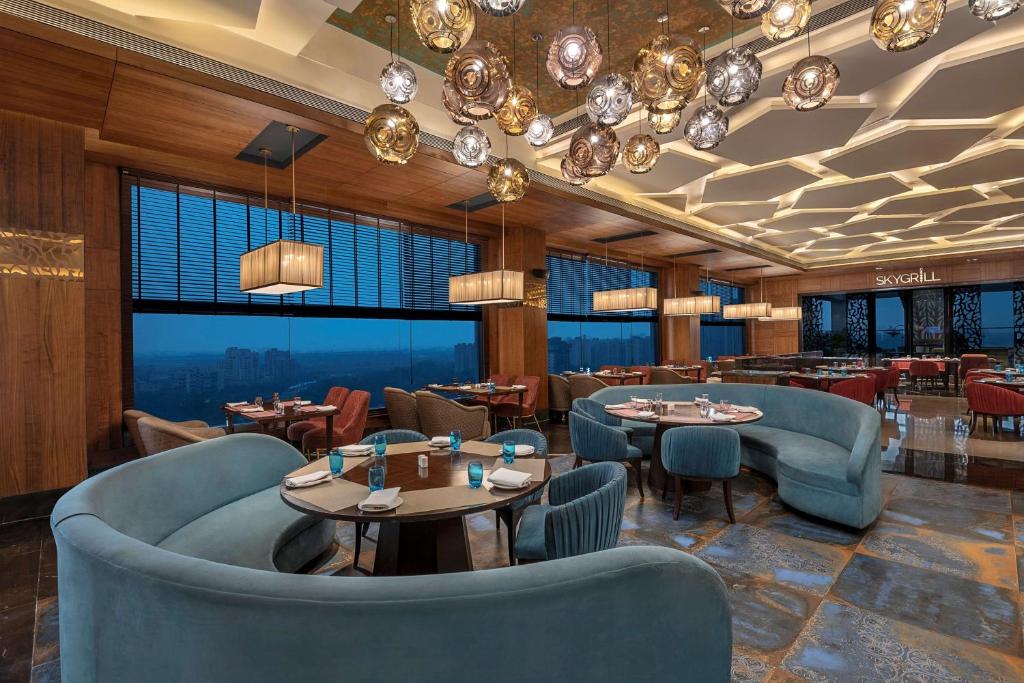 Posezení v ubytování Radisson Blu Towers Kaushambi Delhi NCR