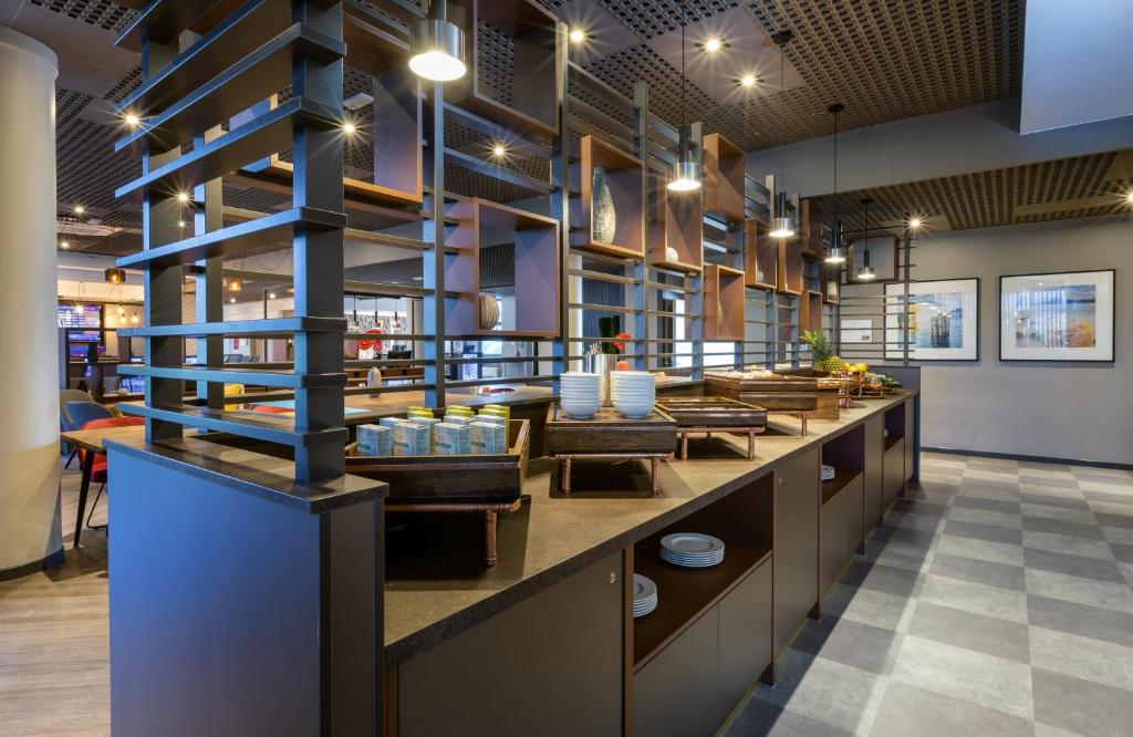 A restaurant or other place to eat at Leonardo Hotel Verona