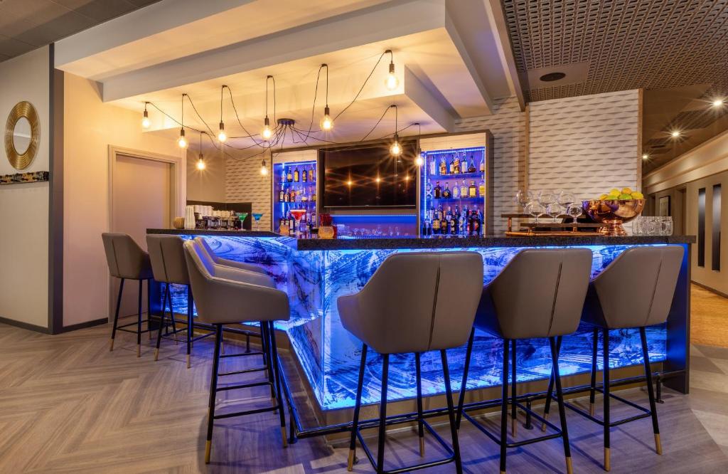 The lounge or bar area at Leonardo Hotel Verona