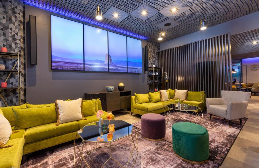 A seating area at Leonardo Hotel Verona