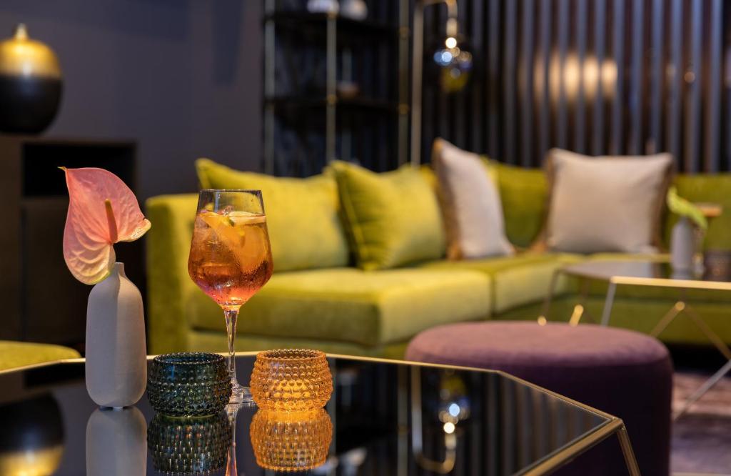 A seating area at Leonardo Hotel Verona