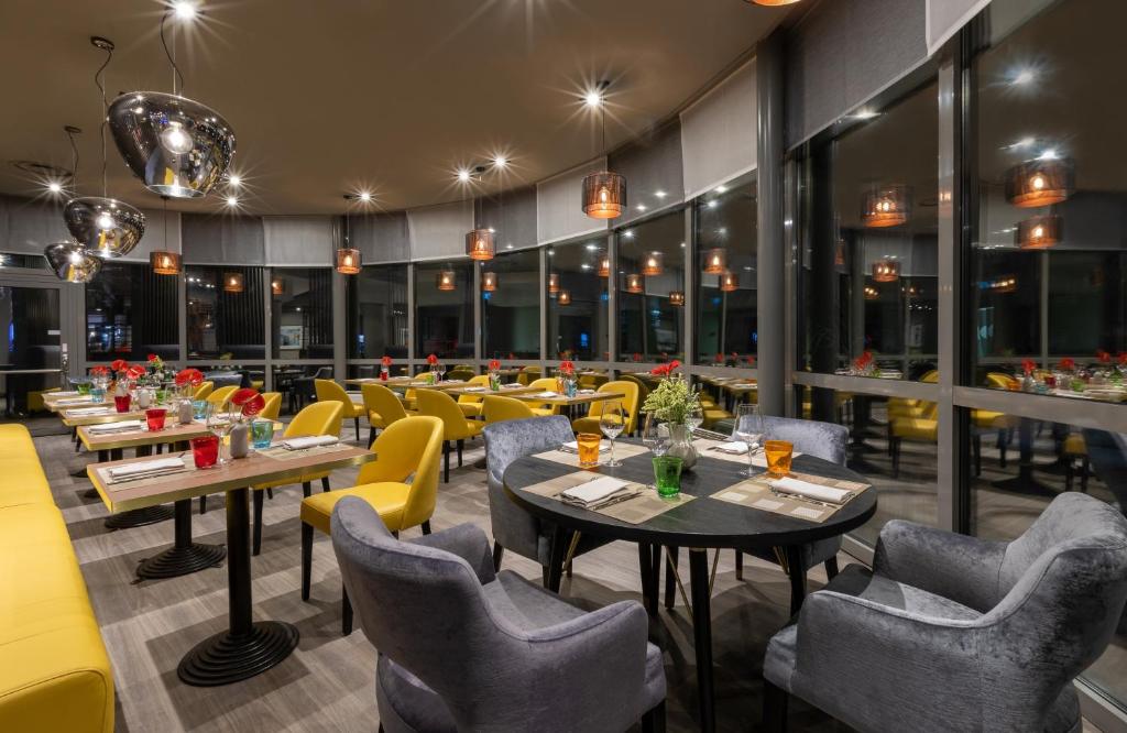 A seating area at Leonardo Hotel Verona