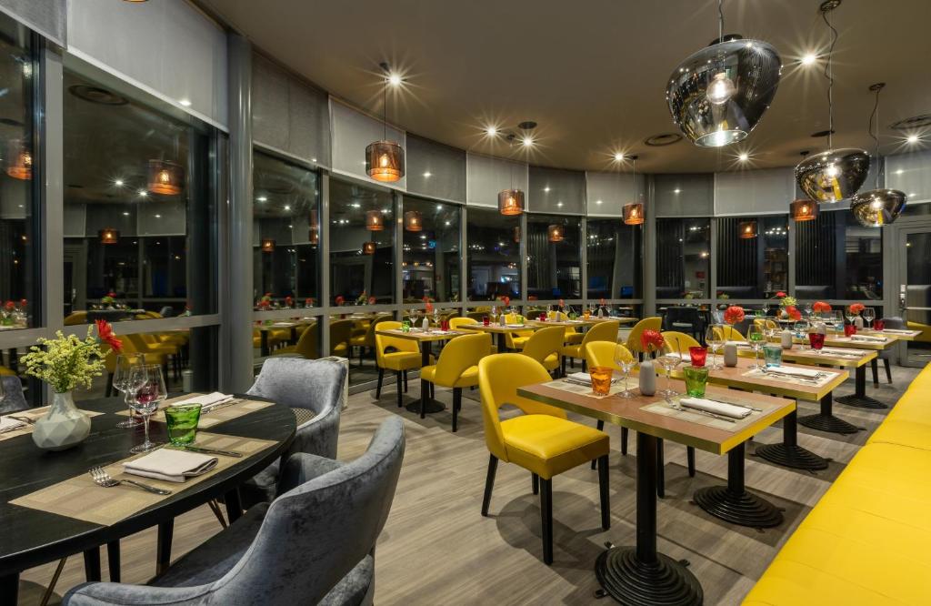 A seating area at Leonardo Hotel Verona