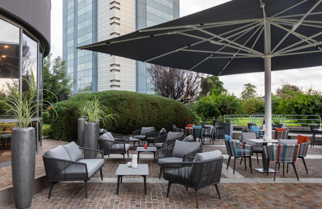 A seating area at Leonardo Hotel Verona