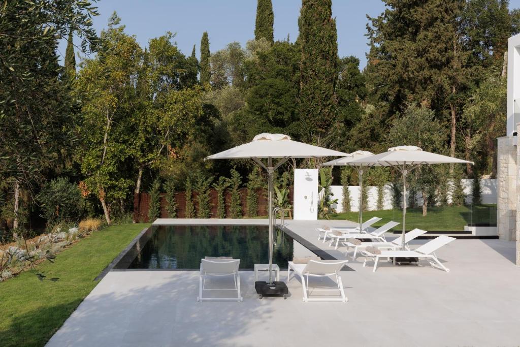 Bazén v ubytování Luxurious Villa Trinity nebo v jeho okolí