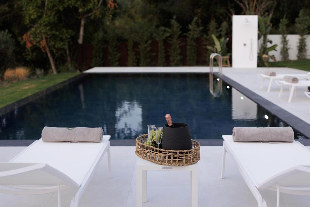 Bazén v ubytování Luxurious Villa Trinity nebo v jeho okolí