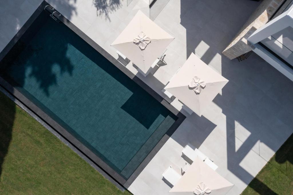 Bazén v ubytování Luxurious Villa Trinity nebo v jeho okolí