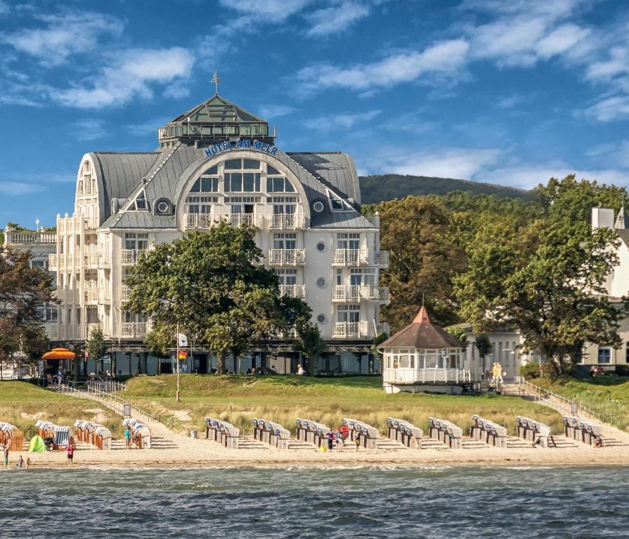 ein großes Gebäude am Ufer des Wassers in der Unterkunft Hotel AM MEER & Spa in Binz