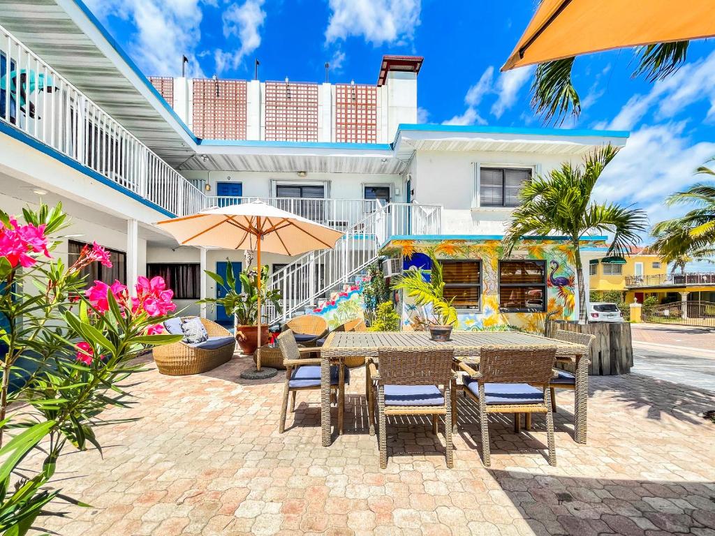 a patio with a table and chairs and a building at Ocean Sound's Hotel in Hollywood