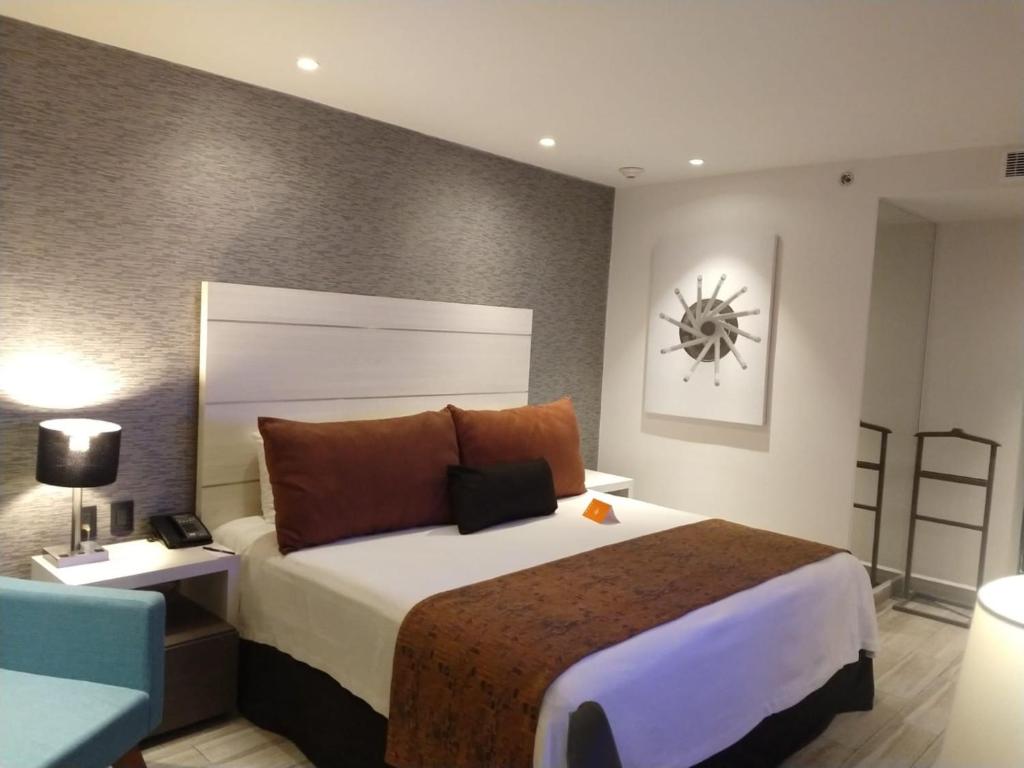 Postel nebo postele na pokoji v ubytování Real Inn Celaya