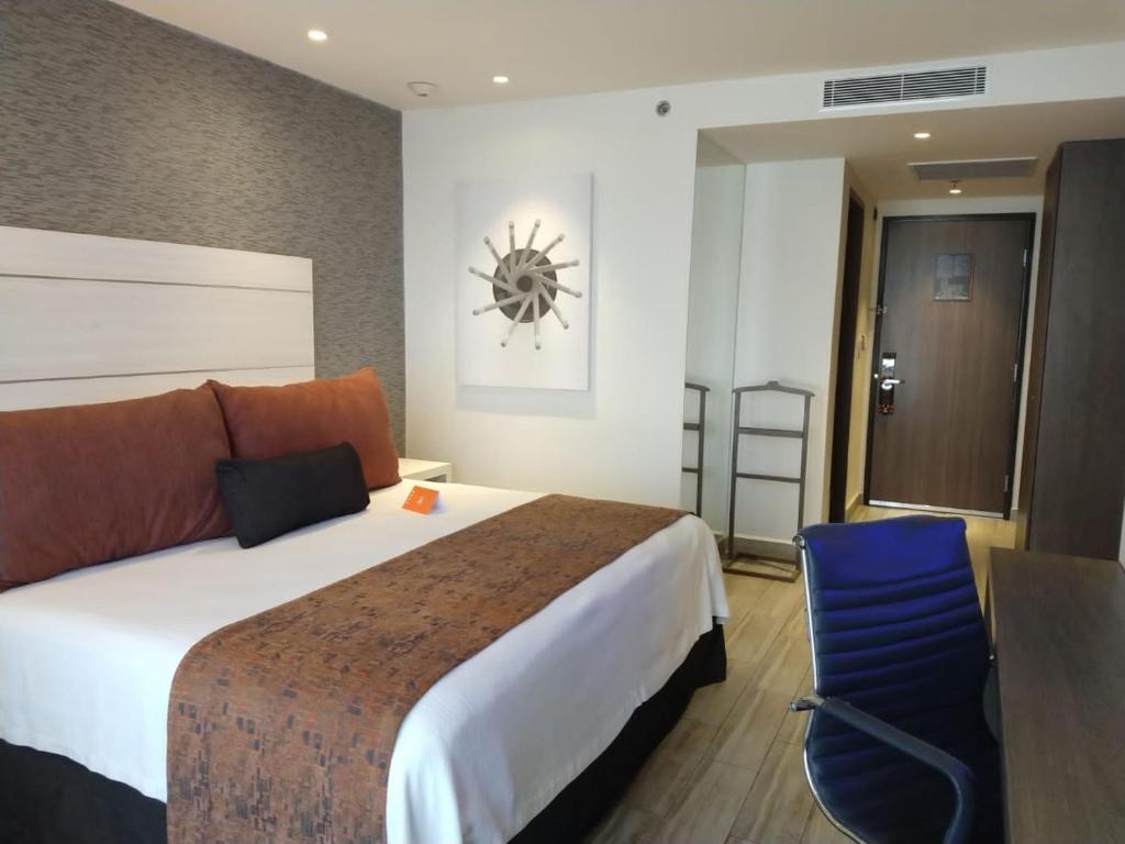Postel nebo postele na pokoji v ubytování Real Inn Celaya