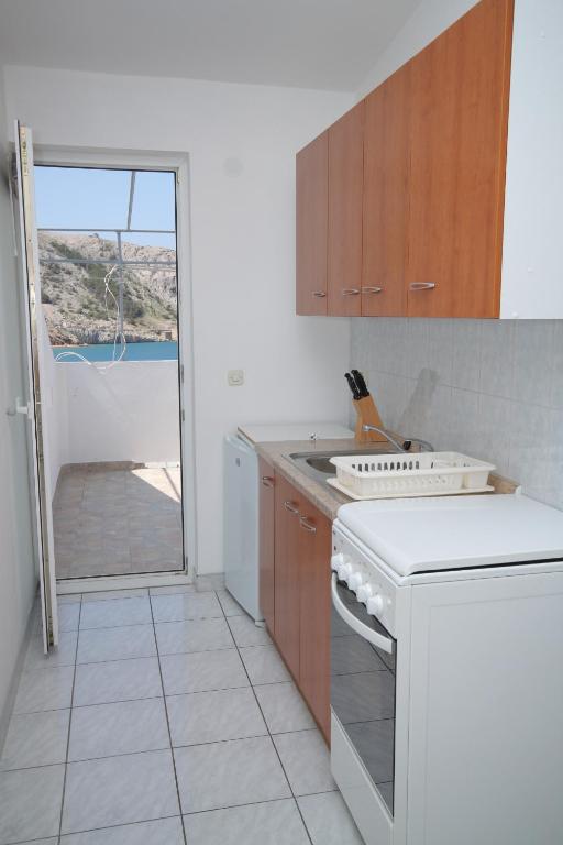 Kuchnia lub aneks kuchenny w obiekcie Apartments by the sea Metajna, Pag - 6336