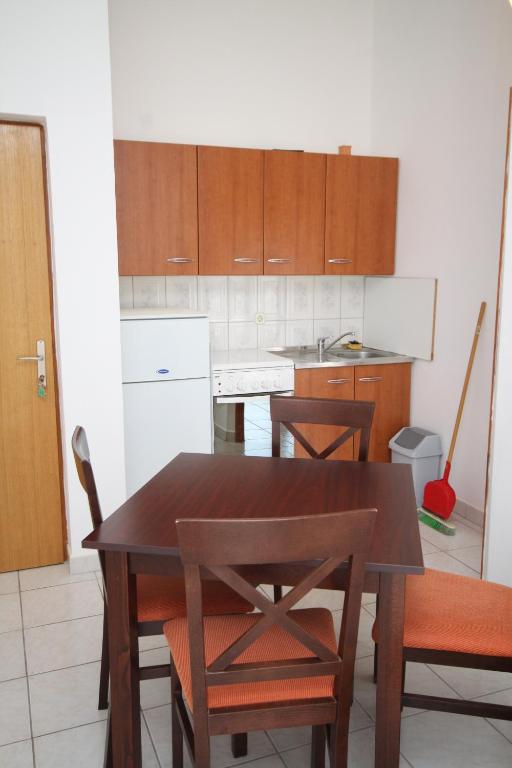 Kuchnia lub aneks kuchenny w obiekcie Apartments by the sea Metajna, Pag - 6336