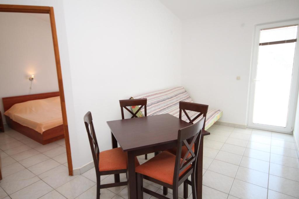 Łóżko lub łóżka w pokoju w obiekcie Apartments by the sea Metajna, Pag - 6336
