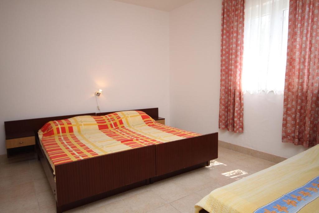Łóżko lub łóżka w pokoju w obiekcie Apartments by the sea Metajna, Pag - 6336
