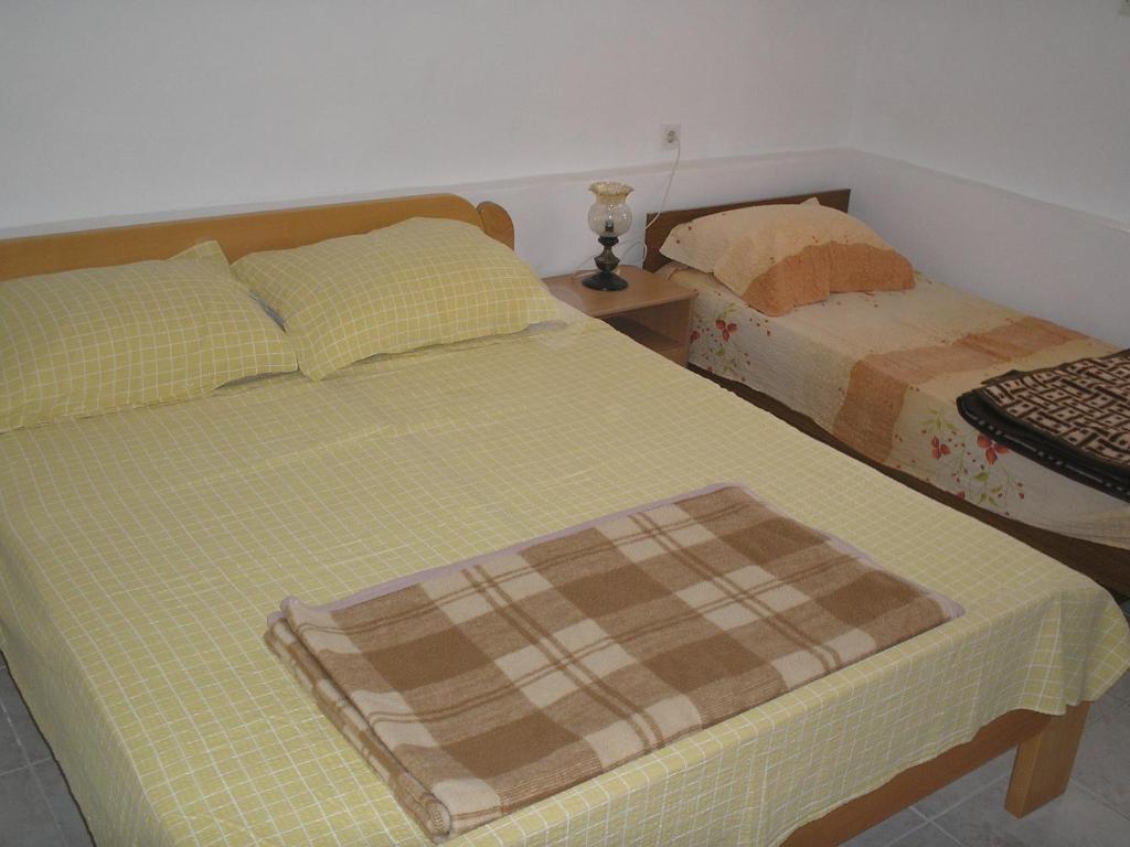 Łóżko lub łóżka w pokoju w obiekcie Apartments by the sea Metajna, Pag - 6336