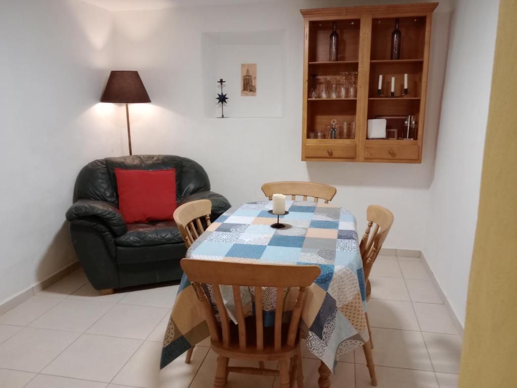 A seating area at Casa en la Plaza, Hinojares - Ideal for exploring the area