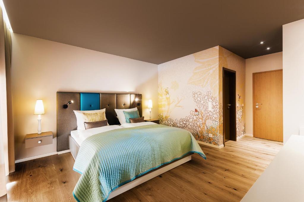 Postel nebo postele na pokoji v ubytování Hotel zum Taufstein