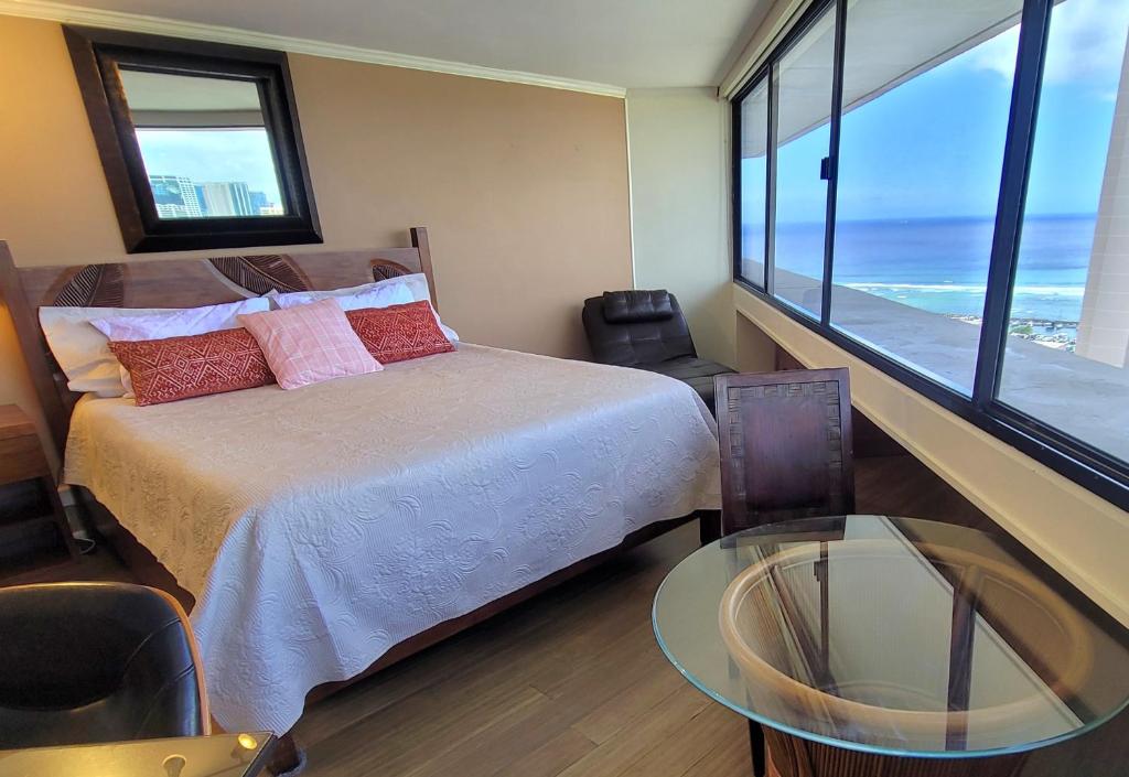 Spacious Studio w/ Parking, beach/mall/park - King Studio