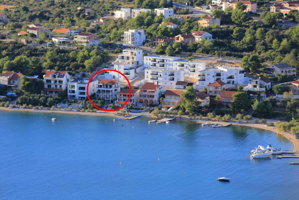 Czerwony krąg siedzi nad domem na wodzie. w obiekcie Apartments and rooms by the sea Grebastica, Sibenik - 13942 w mieście Grebaštica