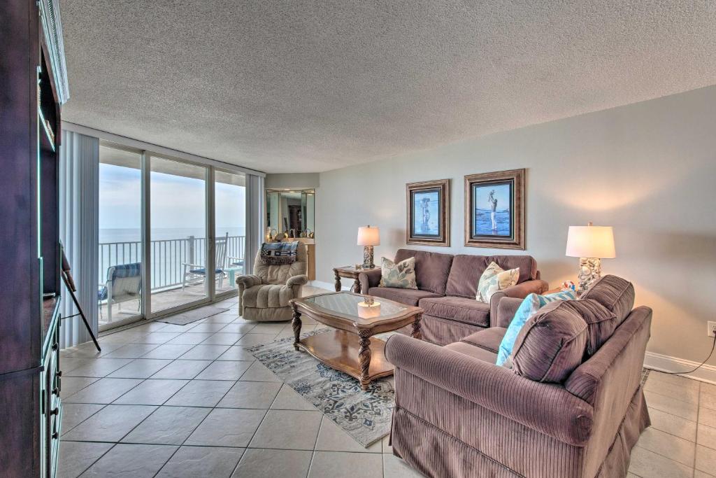 een woonkamer met een bank en een tafel bij Relaxing Resort Retreat with Impeccable Ocean Views! in North Topsail Beach