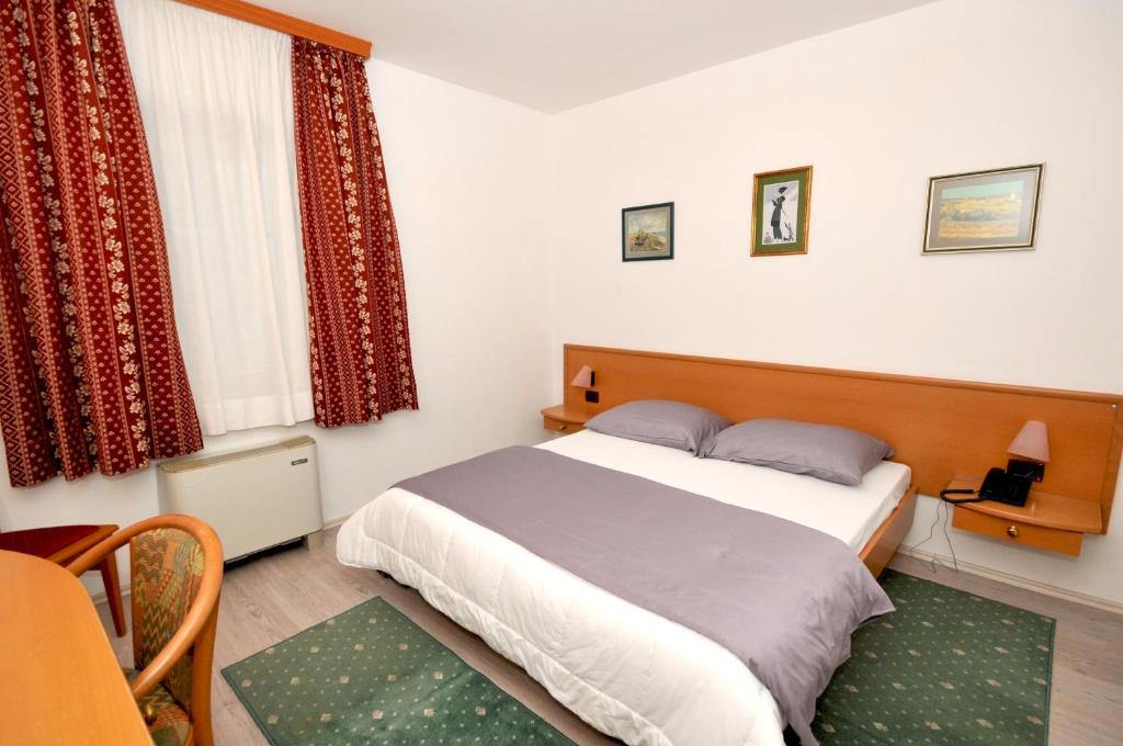 A bed or beds in a room at Rooms by the sea Trogir - 15155